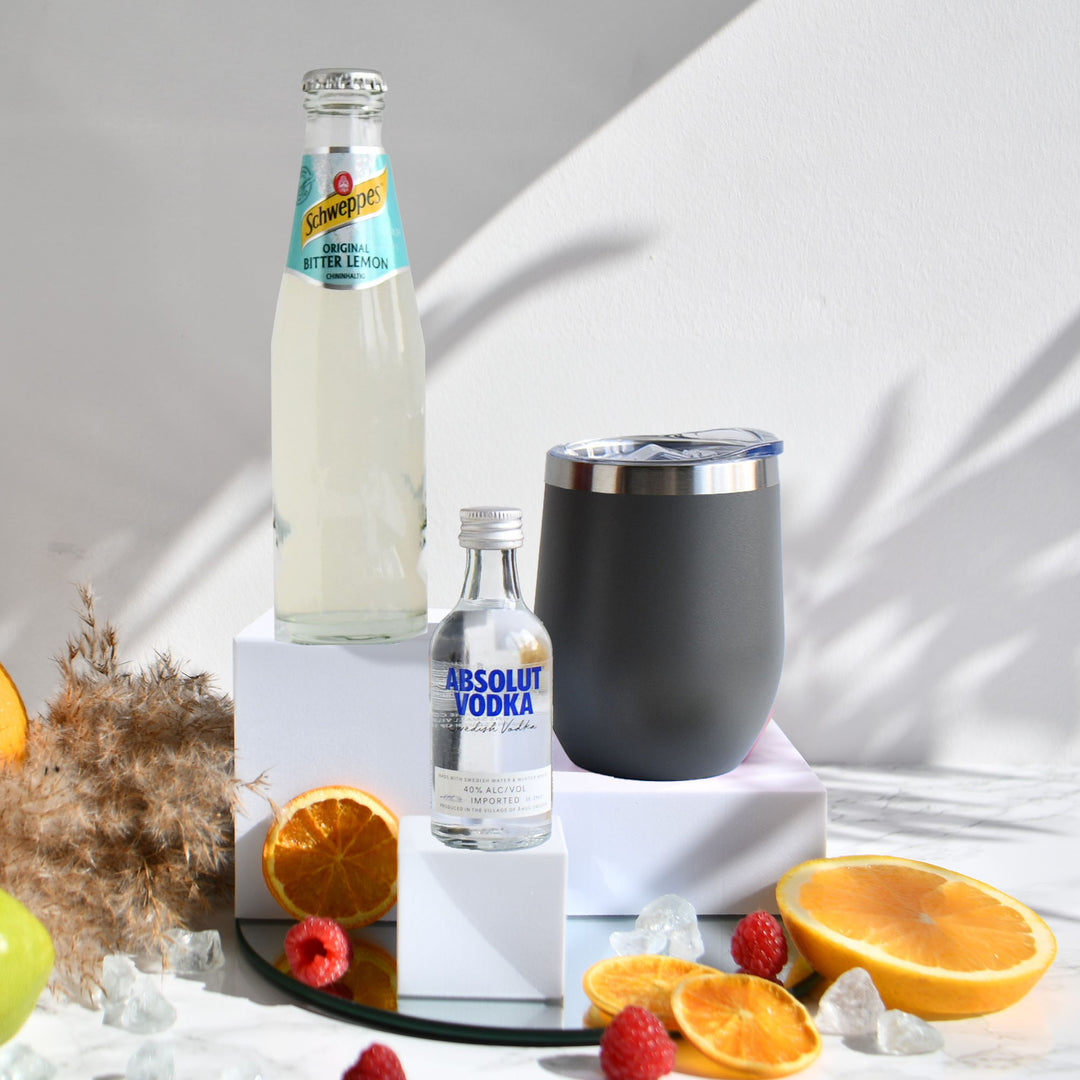 Geschenk-Set mit Becher + Wunschgravur inkl. Absolut Vodka + Mischgetränk