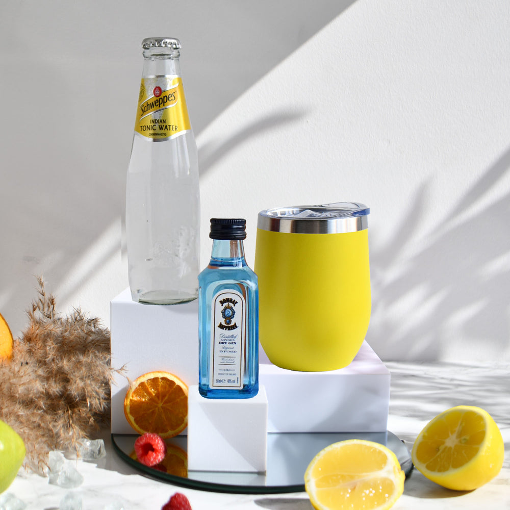 gelber personalisierter Edelstahlbecher mit Bombay Sapphire Gin 0.02L mit Schweppes Softdrink nach Wahl