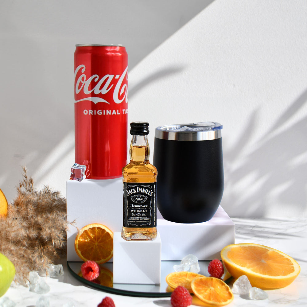 schwarzer personalisierter Edelstahlbecher mit Jack Daniel's Whiskey und Mischgetränk