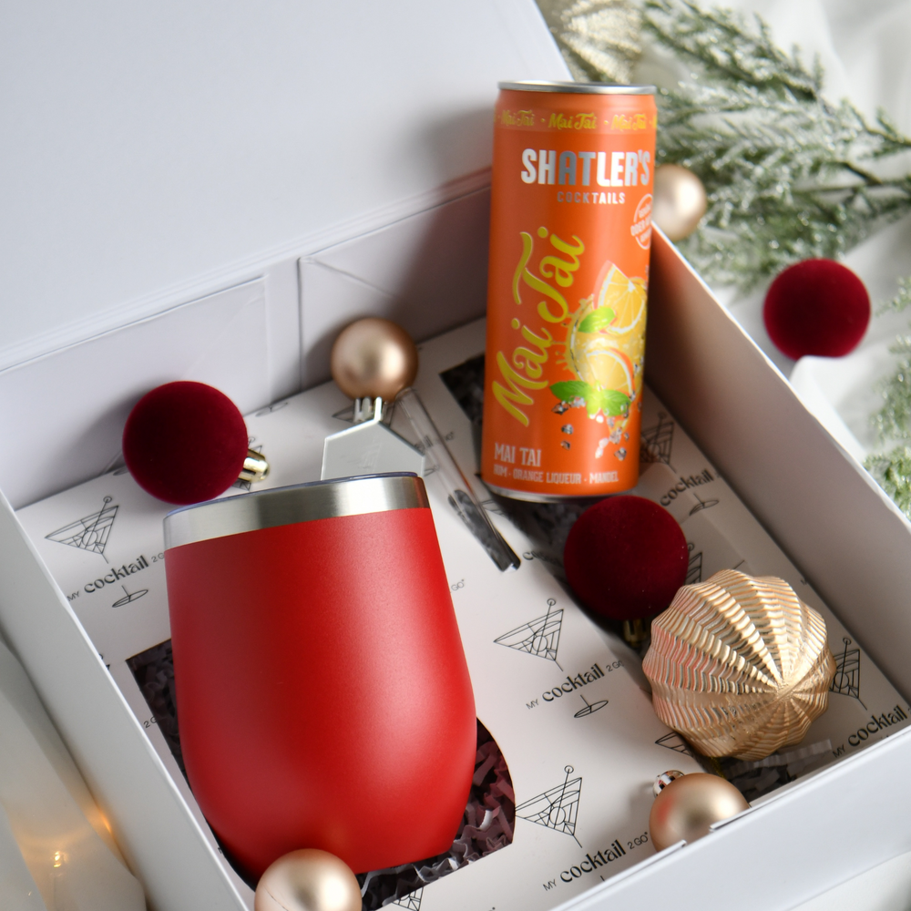 Geschenkset mit rotem personalisiertem Edelstahlbecher und Shatlers mai Tai