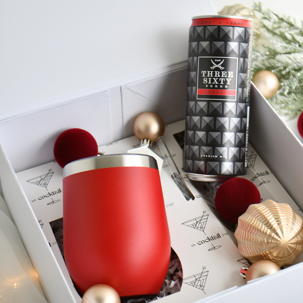 Geschenkset mit rotem  personalisiertem Edelstahlbecher und THREE SIXTY Vodka Energy