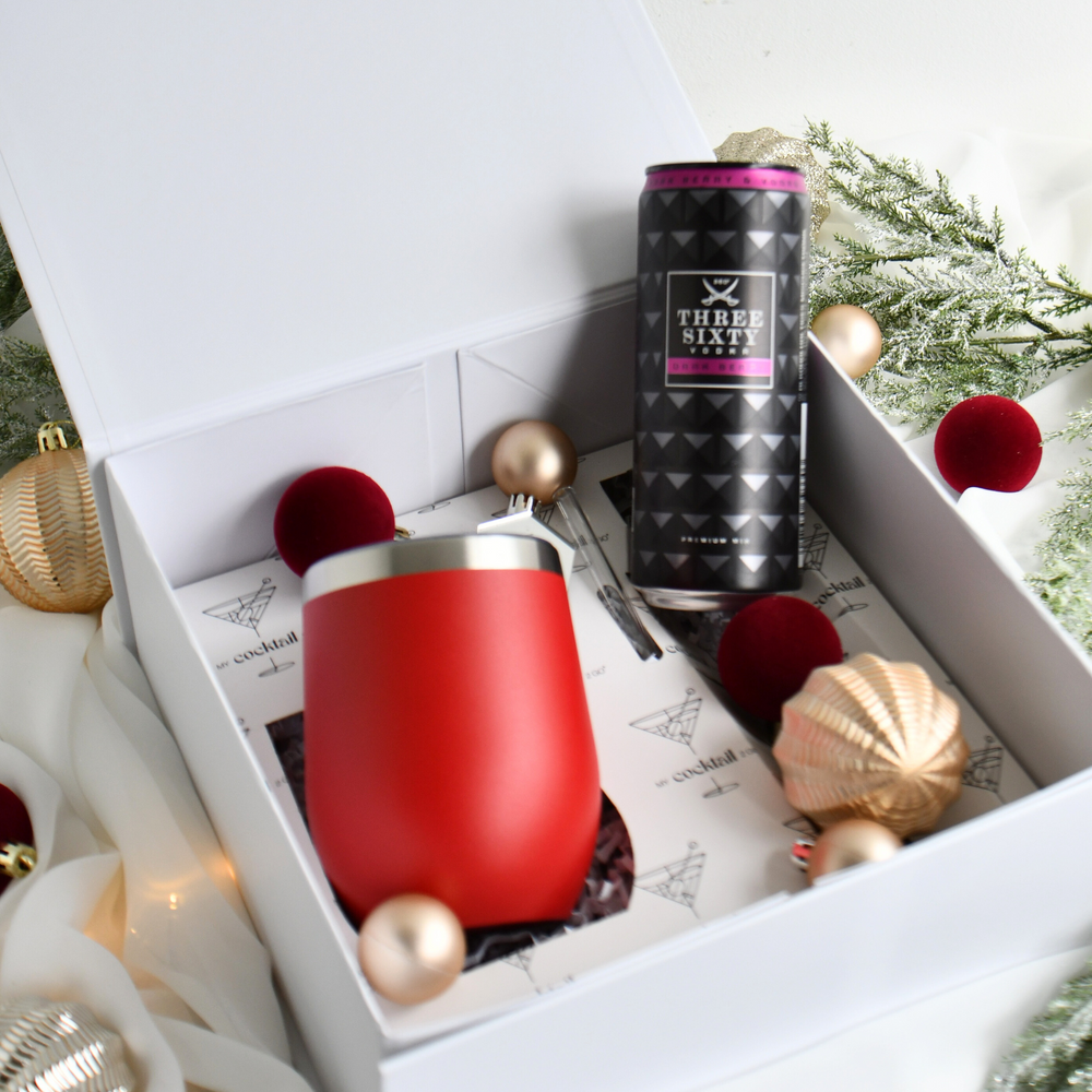 Geschenkset mit rotem personalisiertem Edelstahlbecher und THREE SIXTY Vodka Dark Berry