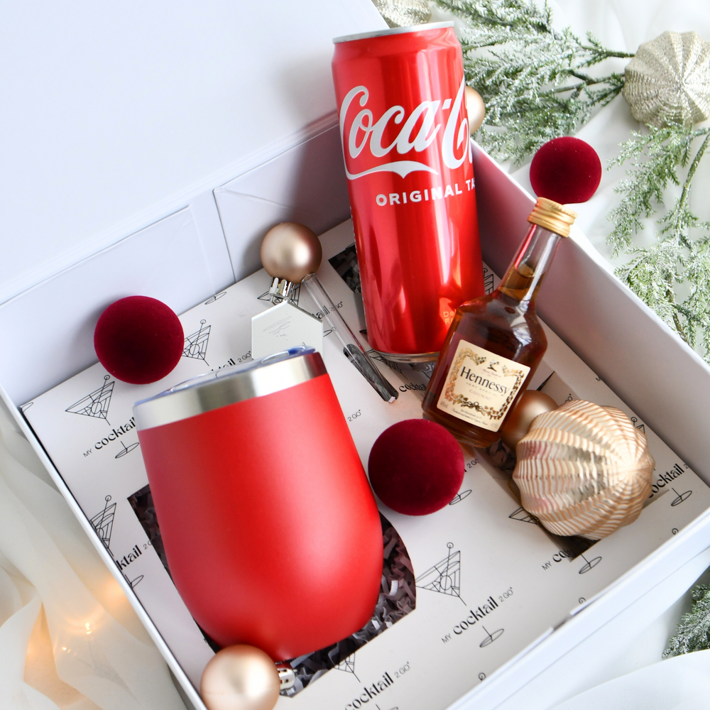 Geschenkset mit rotem personalisiertem Edelstahlbecher und Hennessy Cognac 0.02L mit Mischgetränk nach Wahl