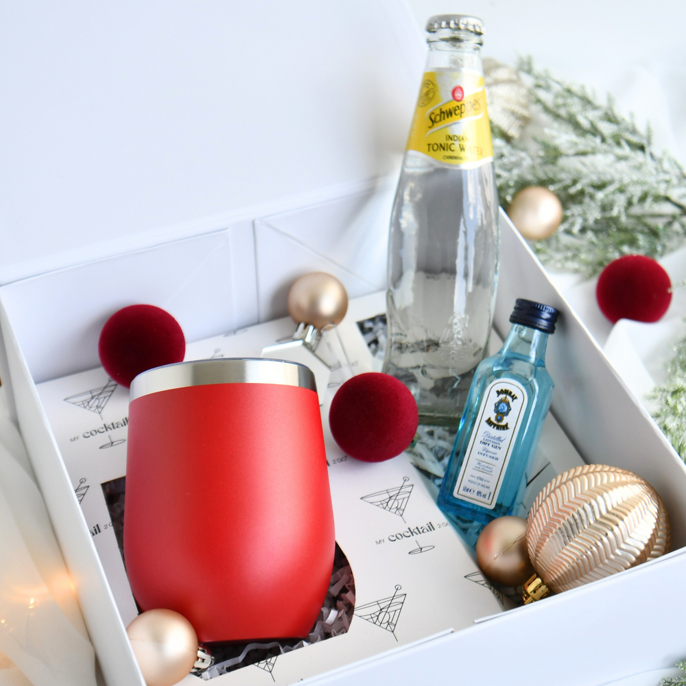 Geschenkset mit rotem personalisiertem Edelstahlbecher und Bombay Sapphire Gin 0.02L mit Schweppes Softdrink nach Wahl