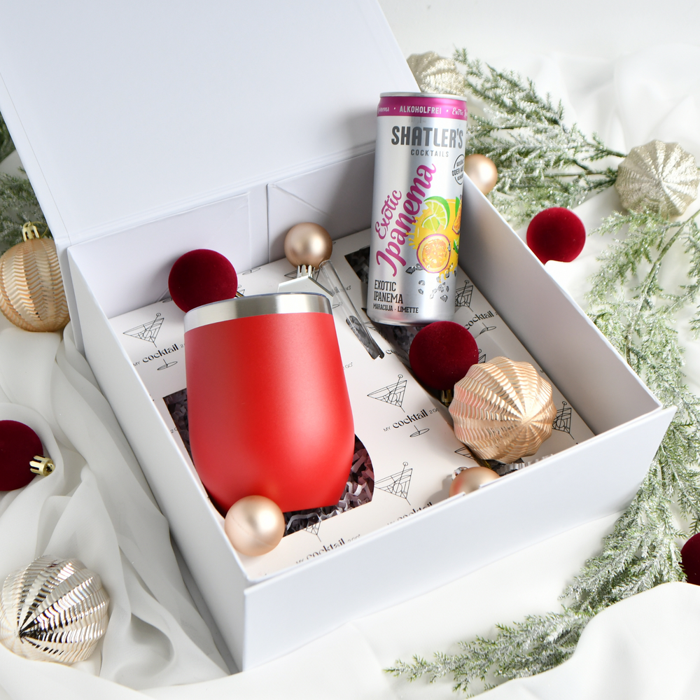 Geschenkbox mit rotem personalisiertem Becher und Shatlers Cocktails Exotic Juicer