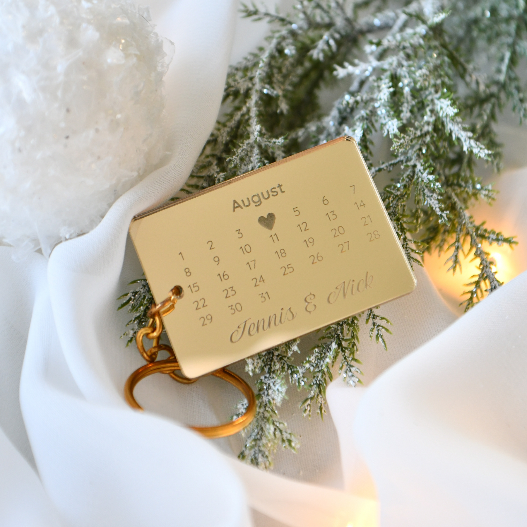 Personalisierter Schlüsselanhänger aus Holz – Save the Date mit Gravur Personalisierter Schlüsselanhänger aus Holz – Save the Date mit Gravur