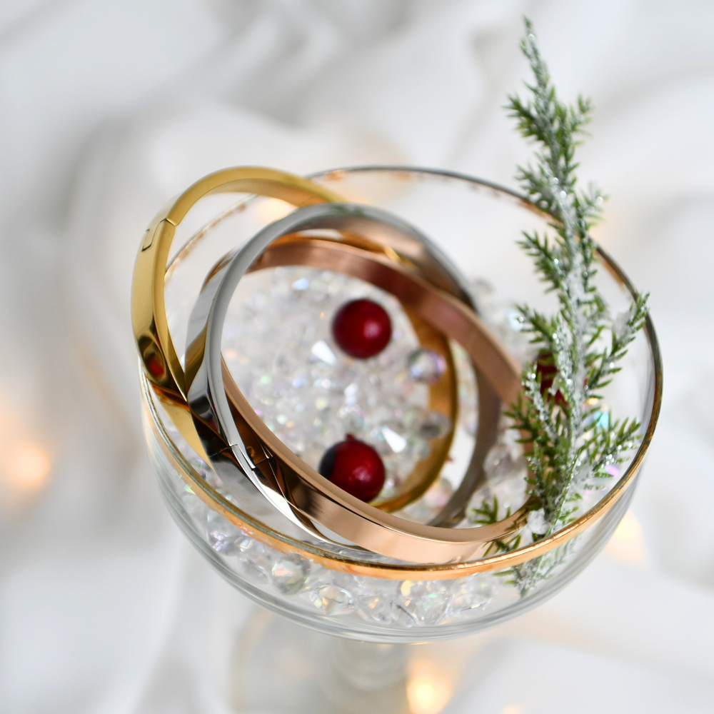 Armreifen in Gold, Silber und Rosegold. 