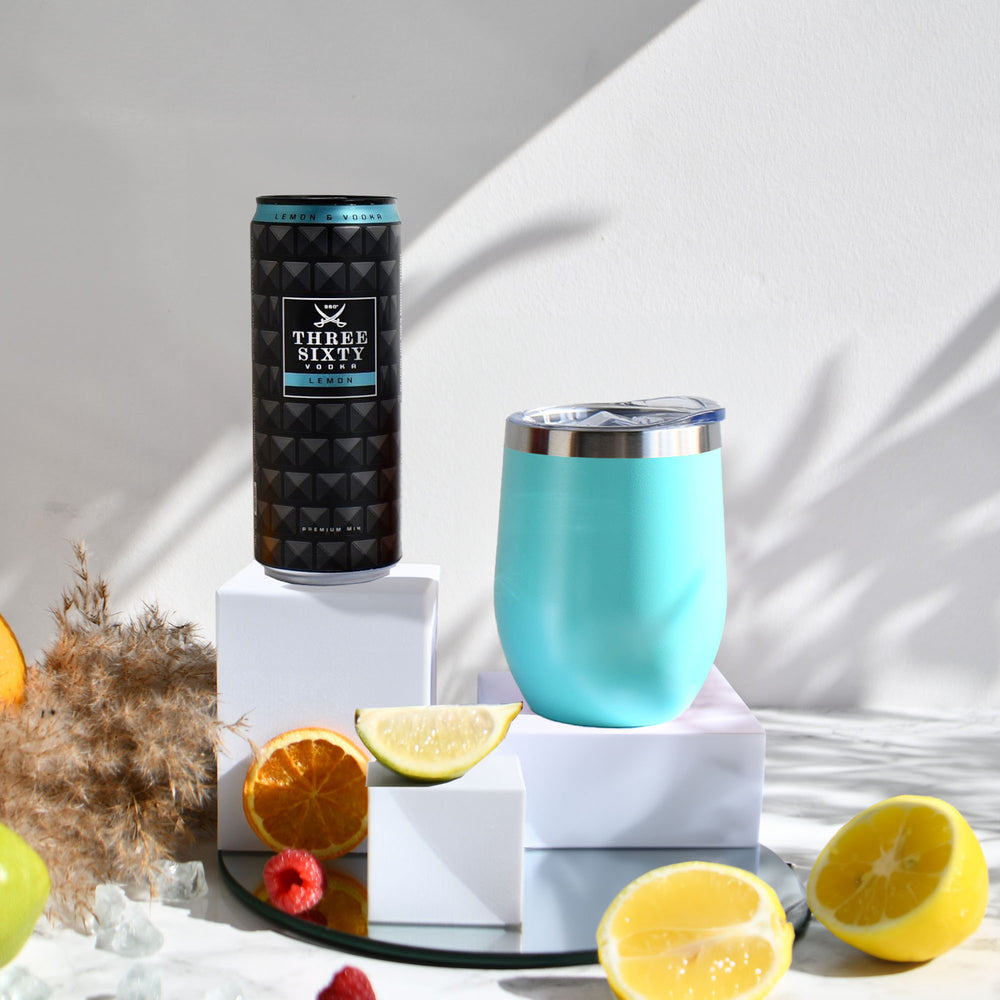 Blauer Edelstahlbecher mit  THREE SIXTY Vodka Lemon 