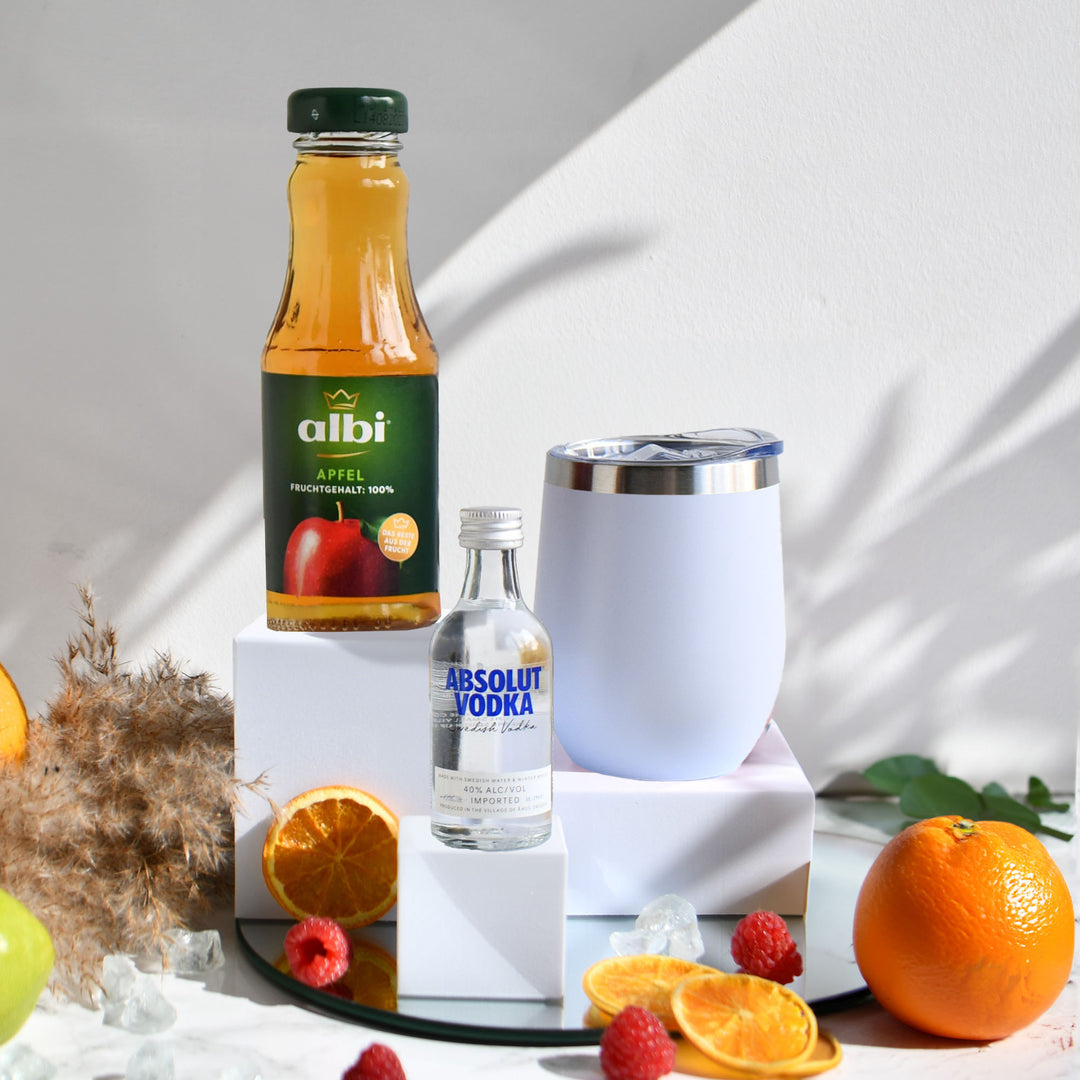 Geschenk-Set mit Becher + Wunschgravur inkl. Absolut Vodka + Mischgetränk